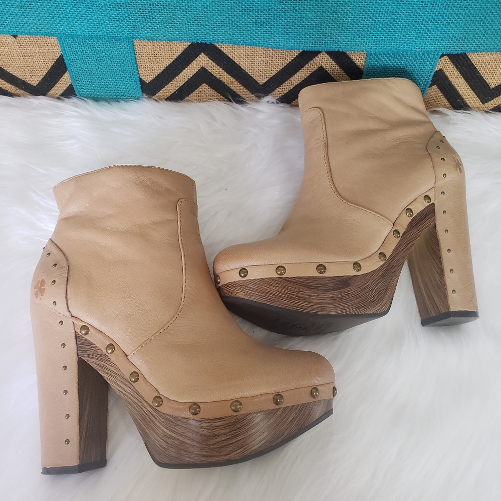 Lucky Brand "Terrace" Women's Studded Boots Sz 7 70's Inspired Natural Wood Clog